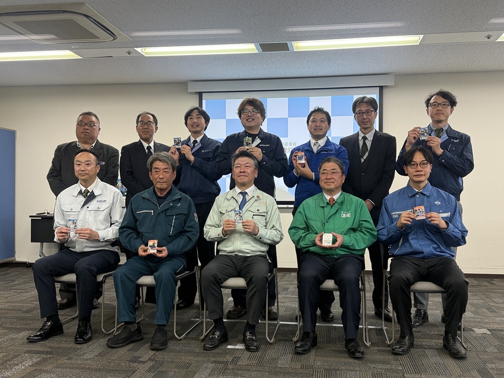 カードを手にして記念撮影するモデルたち