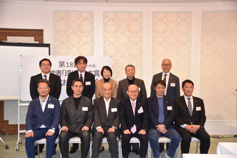 前段が経営者「環境力」大賞の受賞者。（右から）関氏、田中氏、田畑氏、南部氏、三谷氏、高野氏