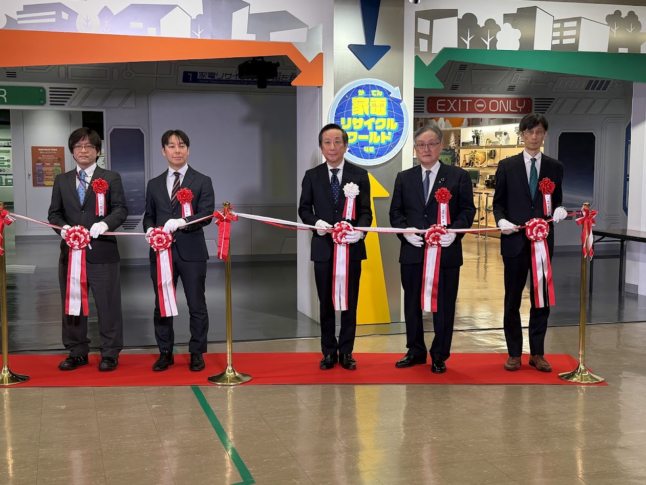 オープンを記念しテープカットが行われた