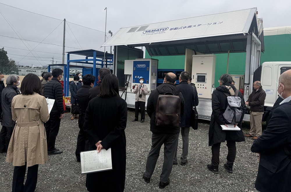 京都府　再エネ活用し「防災」と「物流」に焦点　水素利活用実証事業の視察会開催_移動式水素ステーション視察の様子