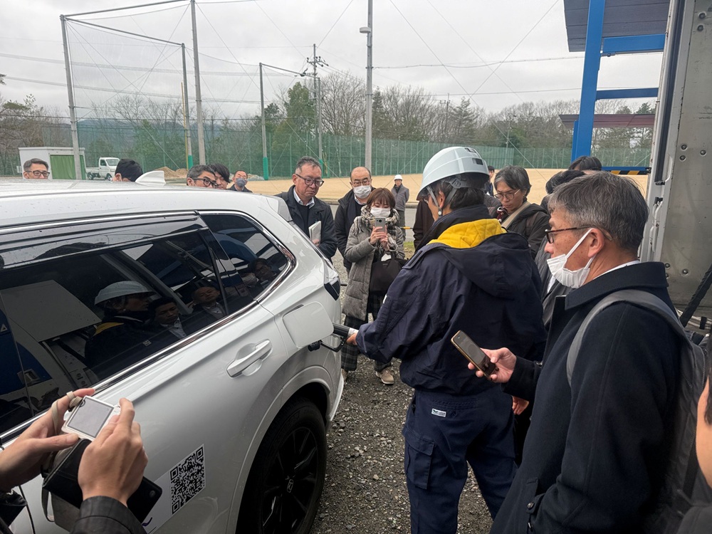 移動式水素ステーションでの水素充てんの様子