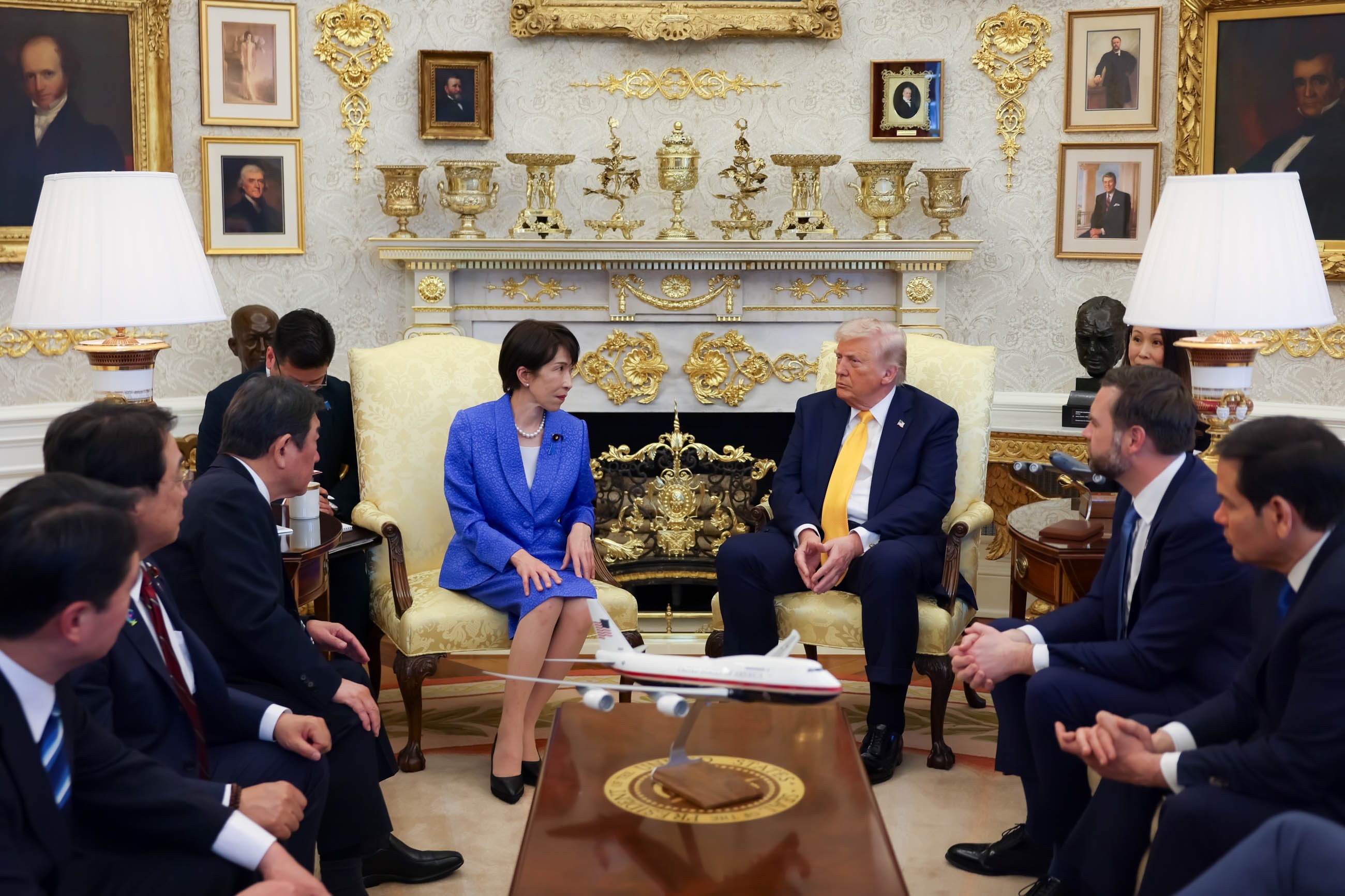 ホワイトハウスで会談する両国首脳（中央、官邸ＨＰより）