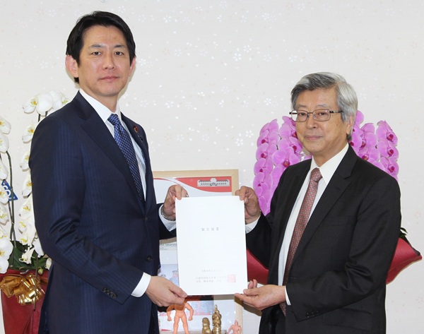 自民党の小林鷹之政調会長（左）と下水協の岡久宏史理事長