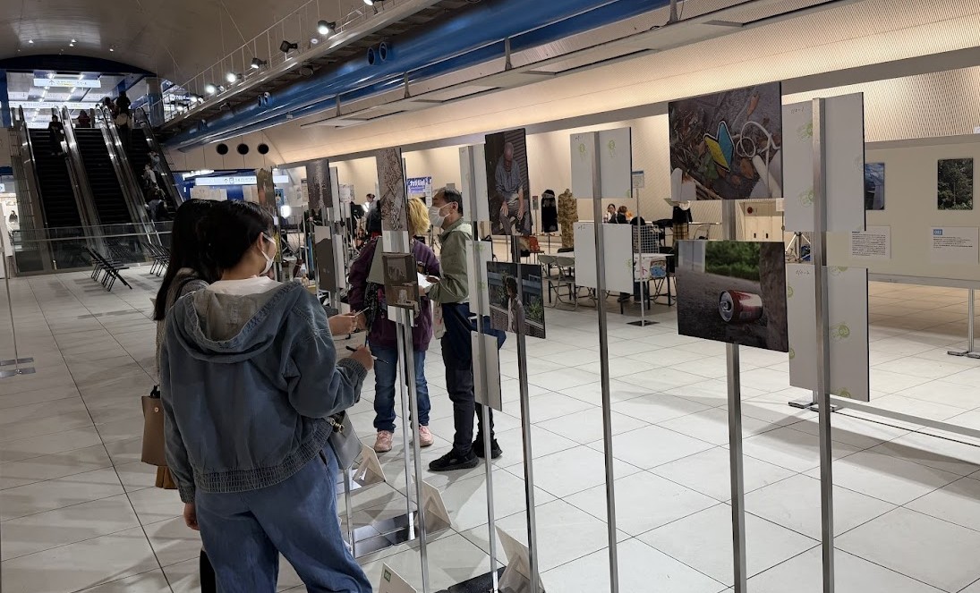 中高生による「組写」を展示。投票も行った