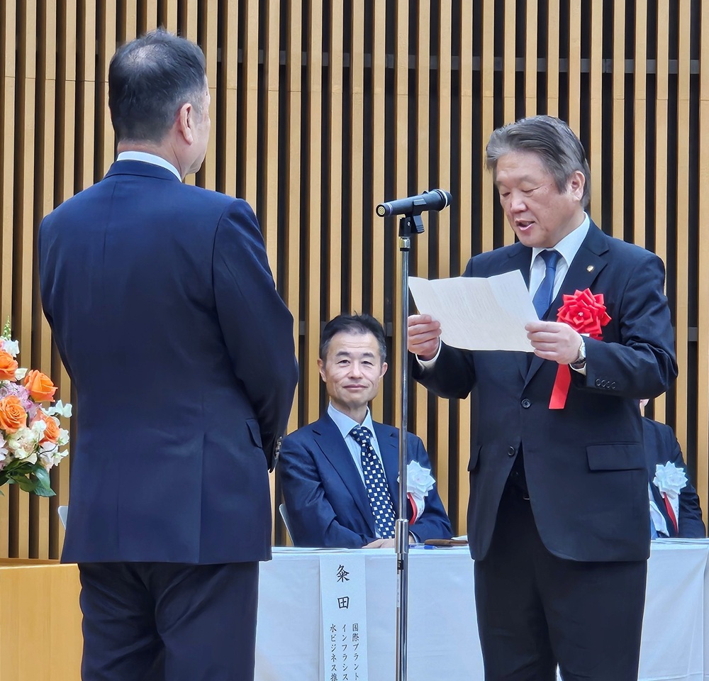 謝辞を述べる木村化工機の重取締役（右）