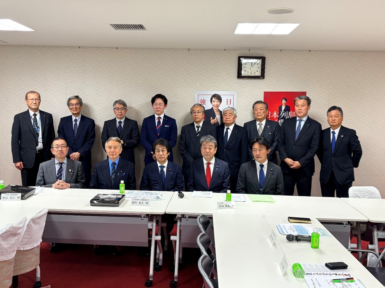 勉強会の参加社。前列が自民党有志議員、後列がＦＪＩＳＳの会長や副会長