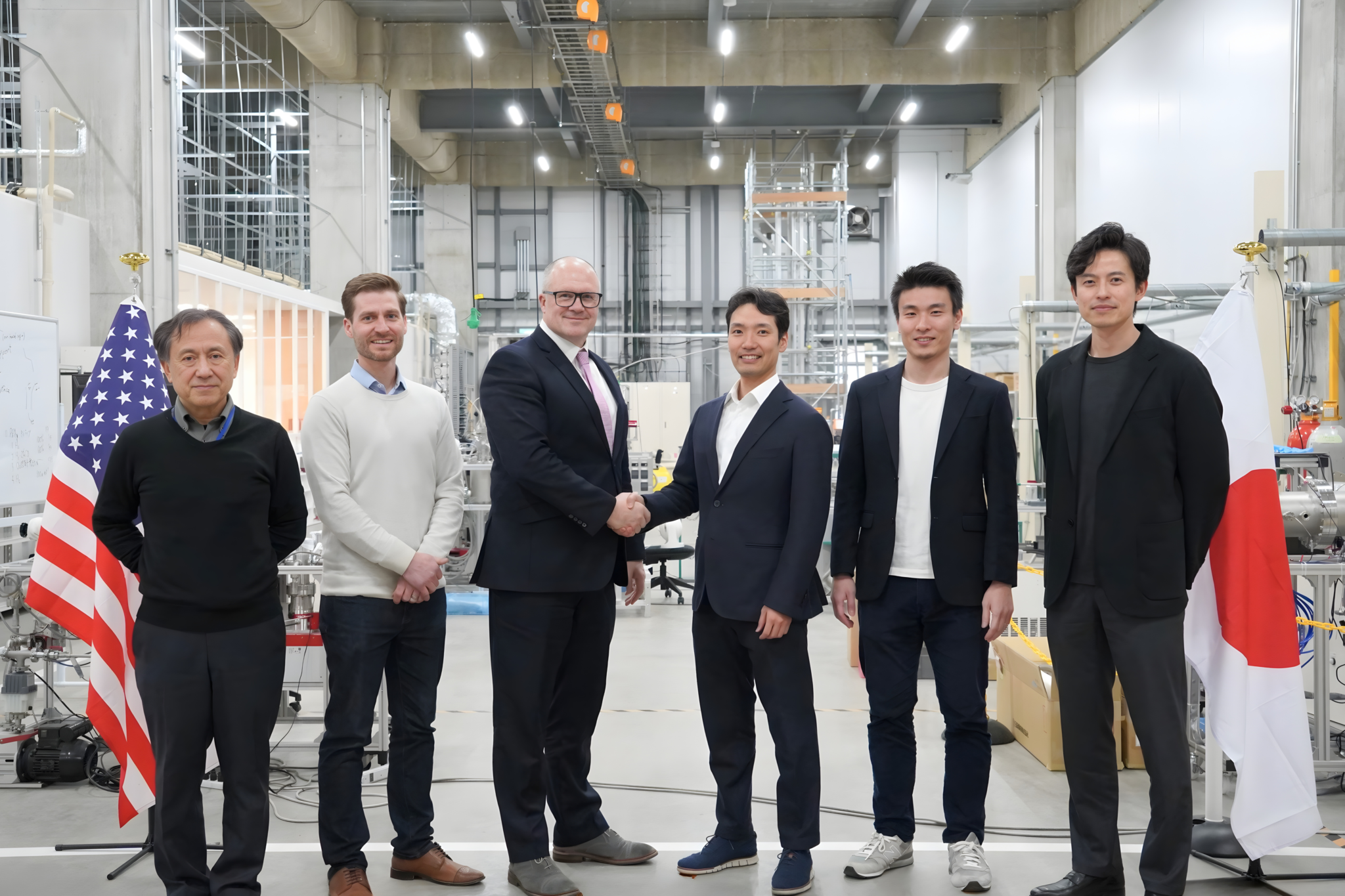 左から、KFの坂本慶司CTO、Realta のDominick Bindl、Vice President of Technical DevelopmentとKieran Furlong、CEO and_　京都フュージョニアリングと米Realtaが協業　フュージョンエネルギーの商業化を加速　