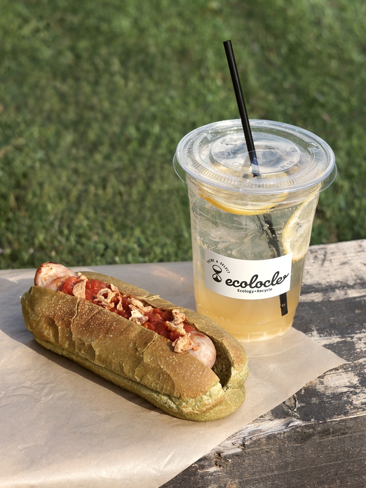 地元の食材を使ったホットドッグや自社ハチミツを使ったレモネードなどを提供