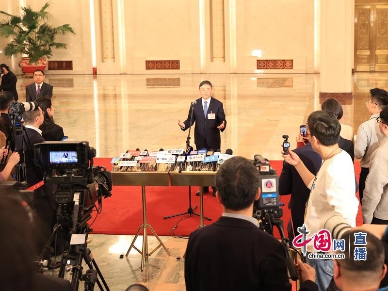 ３月12日、全国人民代表大会の会場で記者からの質問に答える黄潤秋生態環境部長（出典・中国ネット）