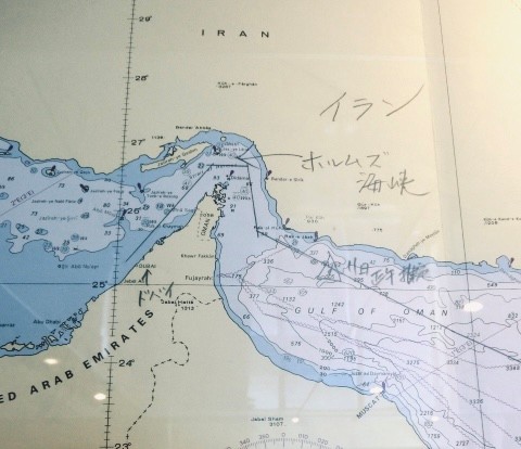 船上で掲示されていた航路図。ホルムズ海峡を通過し、ドバイとカタールへ寄港した（２０１５年筆者撮影）