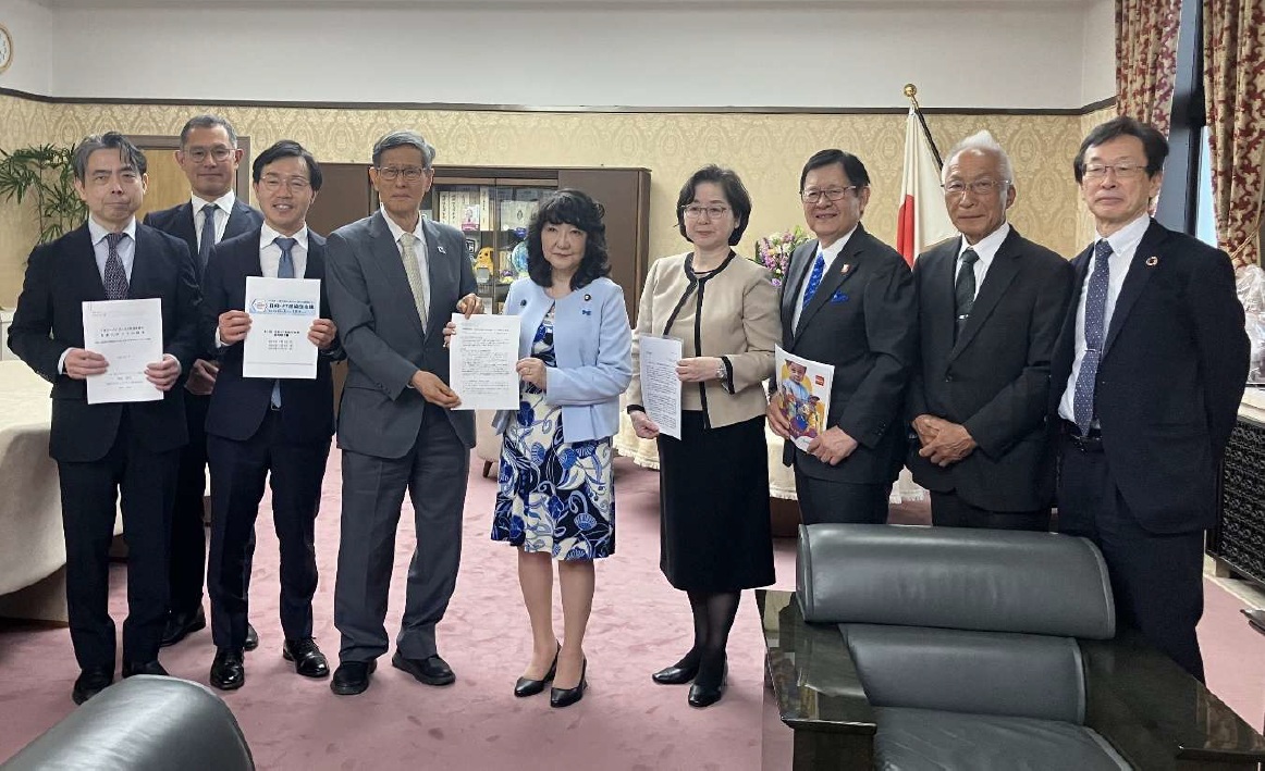 片山財務相（左）と尾身氏（中央左）