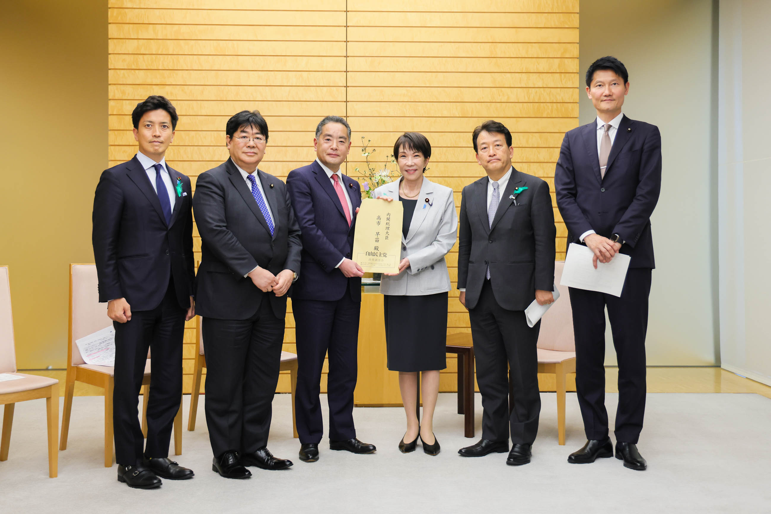 高市首相（中央右）に提言を申し入れる井上環境・温暖化対策調査会長（中央左）、山田環境部会長（左２人目）、小林経済産業部会長（左）ら関係会議の役員（首相官邸ＨＰより）