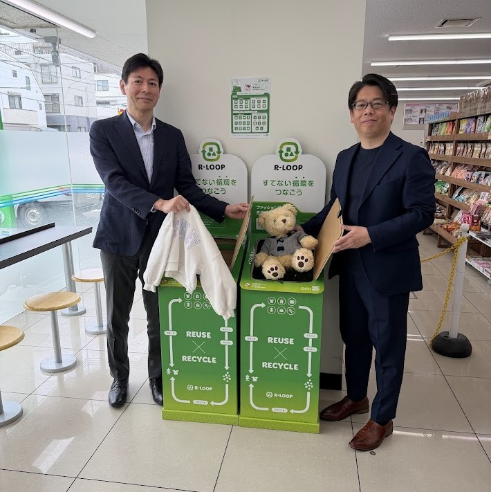 メディア説明会に臨んだファミリーマートマーケティング本部サステナビリティ推進部の大澤寛之部長（左）とブックオフグループホールディングスの井上徹執行役員