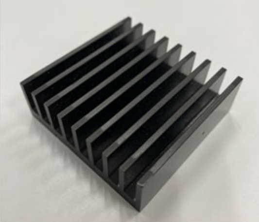 試作品のデバイス_　核融合炉の炭素複合材開発　ダイバータ向け、耐熱２千℃　三菱ケミカルら　