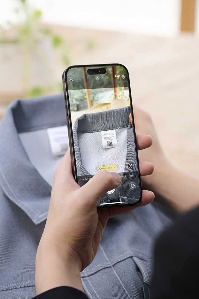 ユニフォームに付けられたＱＲコードを読み取ることで、一着当たりの環境負荷削減量が数値で表示される