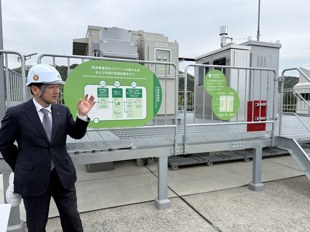 屋上に設置された水電解装置