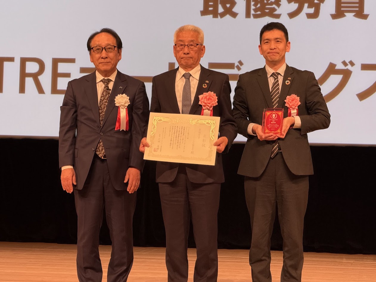 授賞式に臨んだ松岡直人代表取締役会長（中央）