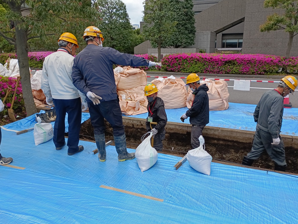 防衛省で復興再生土を利用してつつじの花壇を作っている様子