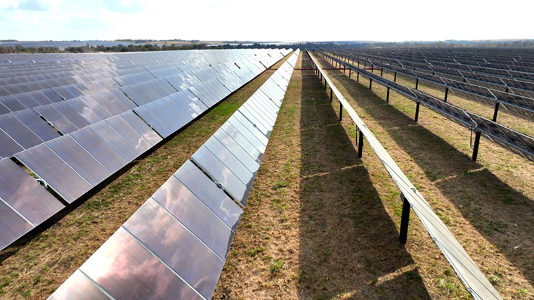 テキサス州ブレビンスの太陽光発電設備_　富士フイルムHD、北米全拠点の電力を再エネ100%に　CO2年9万トン削減