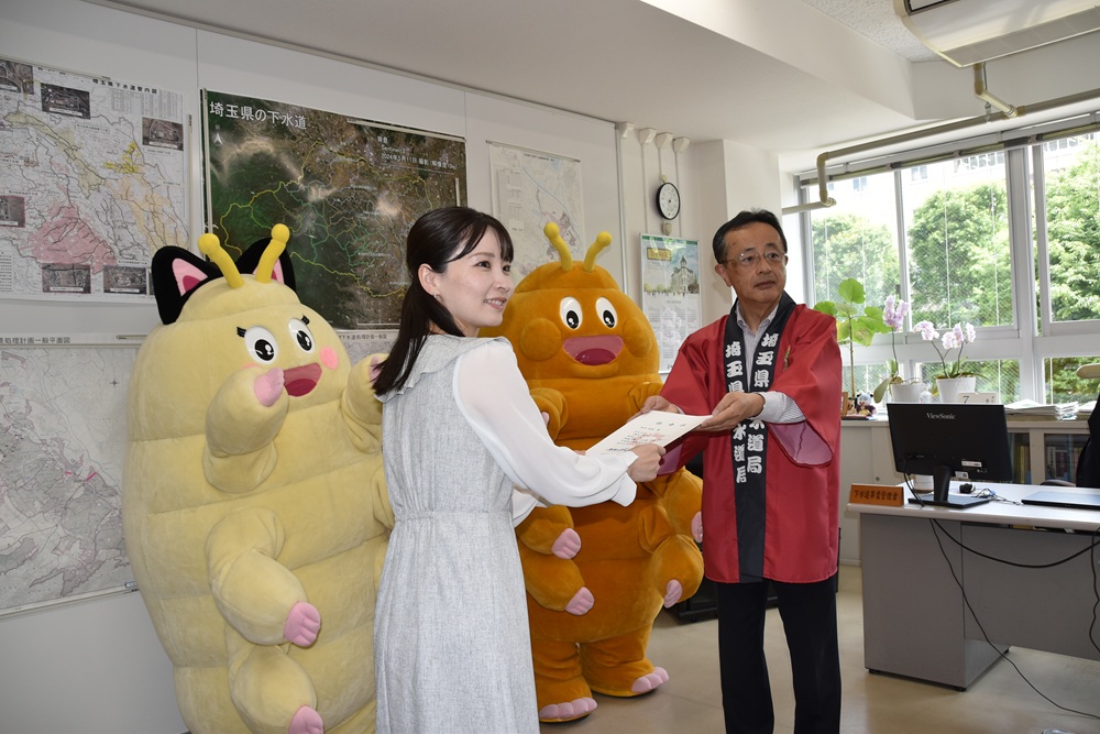 北田下水道管理者から任命状を手渡される田中氏