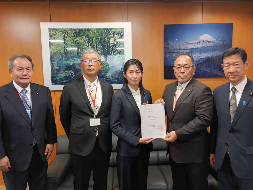 右から伊藤前々環境相、寺沢宮城県漁協代表理事、森下環境政務官