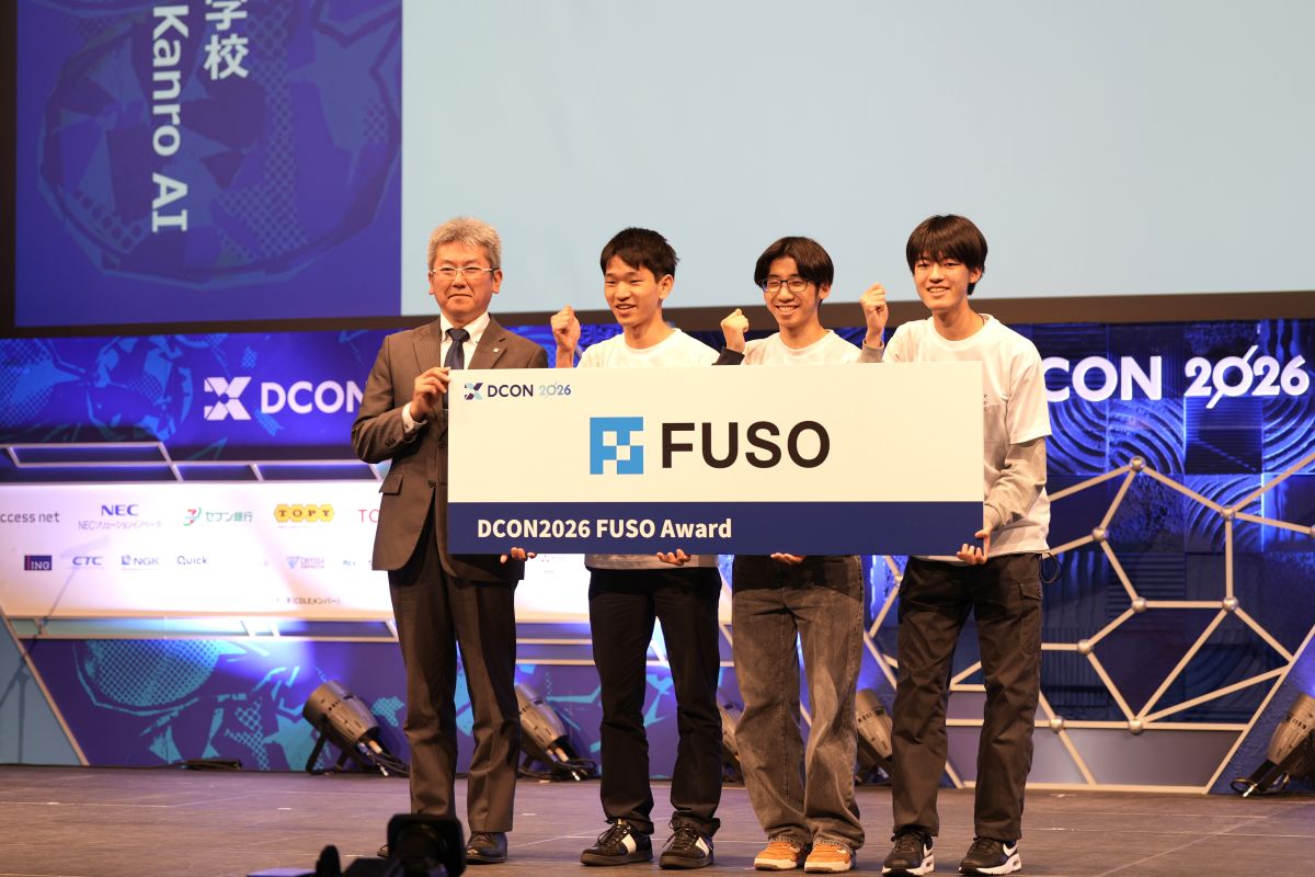 田中執行役員（左）からフソウ賞を授与された「kanro AI」のメンバー