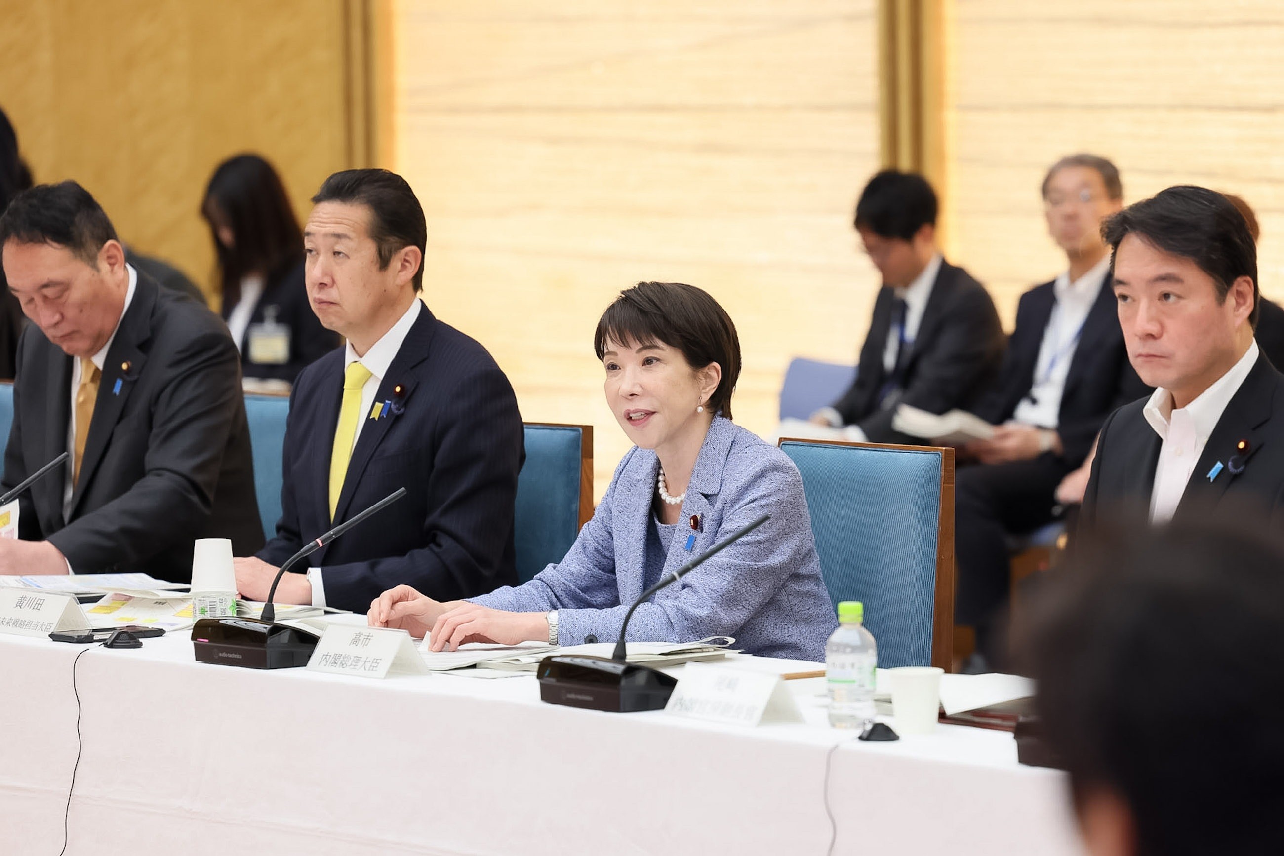 18日の関係副大臣等会議で発言する高市首相（中央、官邸ＨＰより）