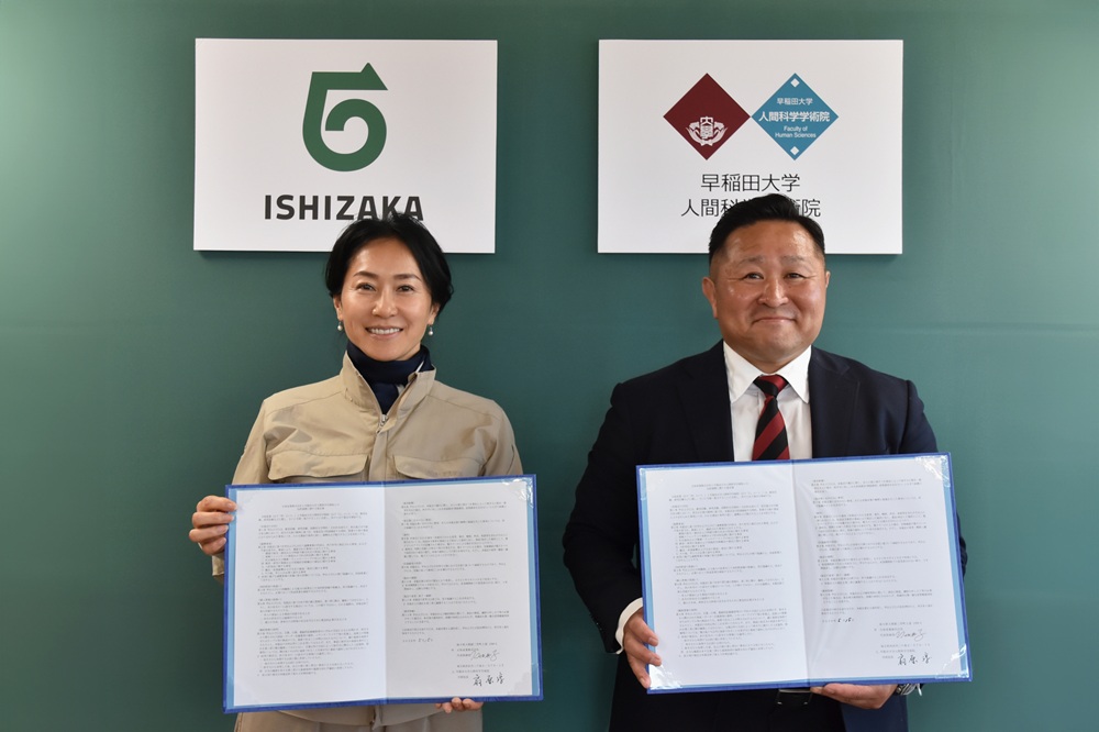 石坂産業の石坂典子代表取締役（左）と早稲田大学人間科学学術院の扇原淳学術院長