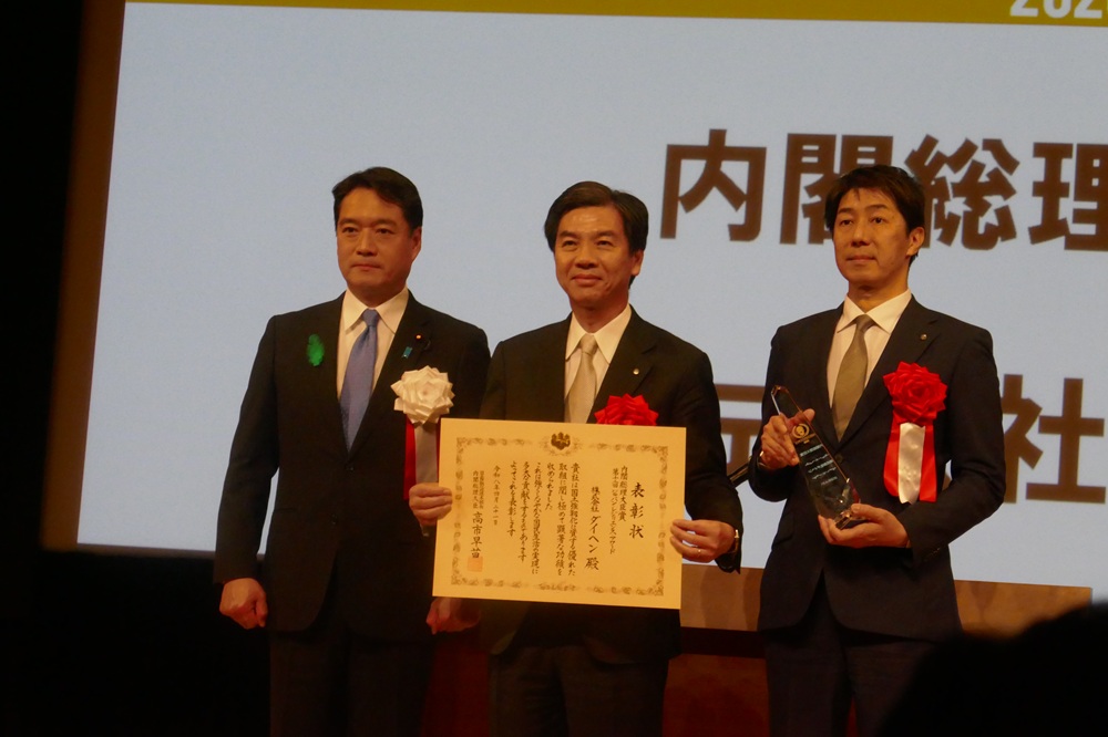 尾﨑正直内閣官房副長官（左）とダイヘン