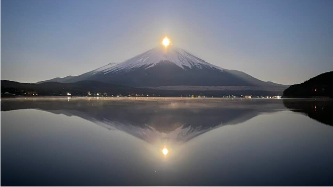 山梨県・山中湖で満月と富士山が重なったパール富士（太田眞氏のフェイスブックから）