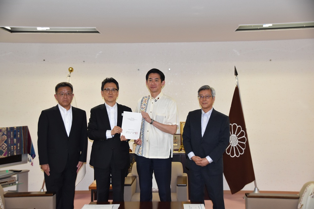 （左から）日本下水道協会理事代表の藤橋知一東京都下水道局長、大西会長、小林政調会長、岡久宏史理事長
