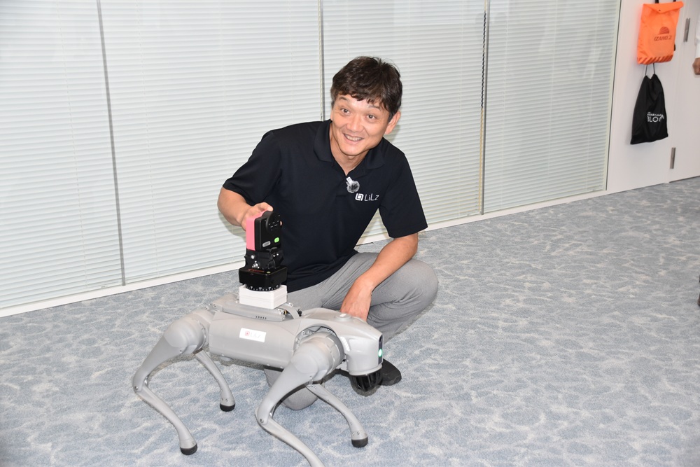 リルズの大西社長と五感ＩｏＴカメラを搭載した四足歩行ロボット