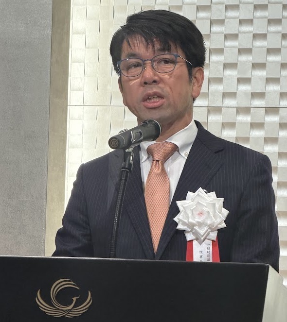 あいさつする大隅新理事長