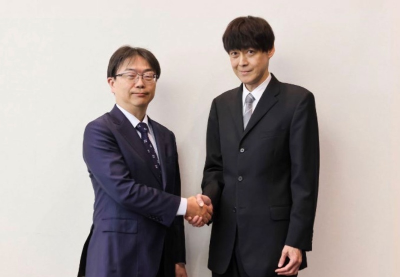 三菱電機 加賀 邦彦執行役副社長兼 CTO（左）と千葉工業大学・古田貴之常任理事・未来ロボット技術研究センター所長_　三菱電機と千葉工業大学、国産フィジカルＡＩで協定　共創センター設立し自律ロボット事業化