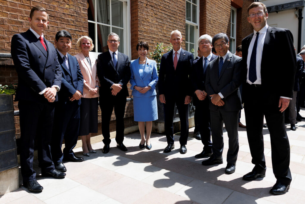 日英の核融合開発協力を表明した高市首相（中央）とスターマー英首相（同左）_　英国で核融合部材製造を探る　日英の政府連携を踏まえ　古河電気工業とトカマク・エナジー　