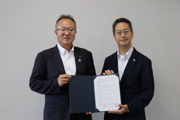 横浜市の折居　良一脱炭素・GREEN×EXPO推進局長　（左）と浪江町の大内健太郎副町長_　福島・浪江町と横浜市が「再エネ」で連携　脱炭素と地域活性化を加速