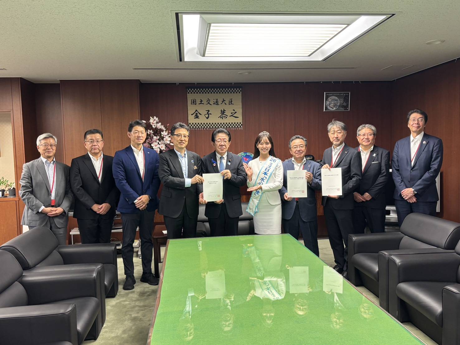 提言を受け取る金子恭之国交省（中央）。その左どなりが大西下水協会長