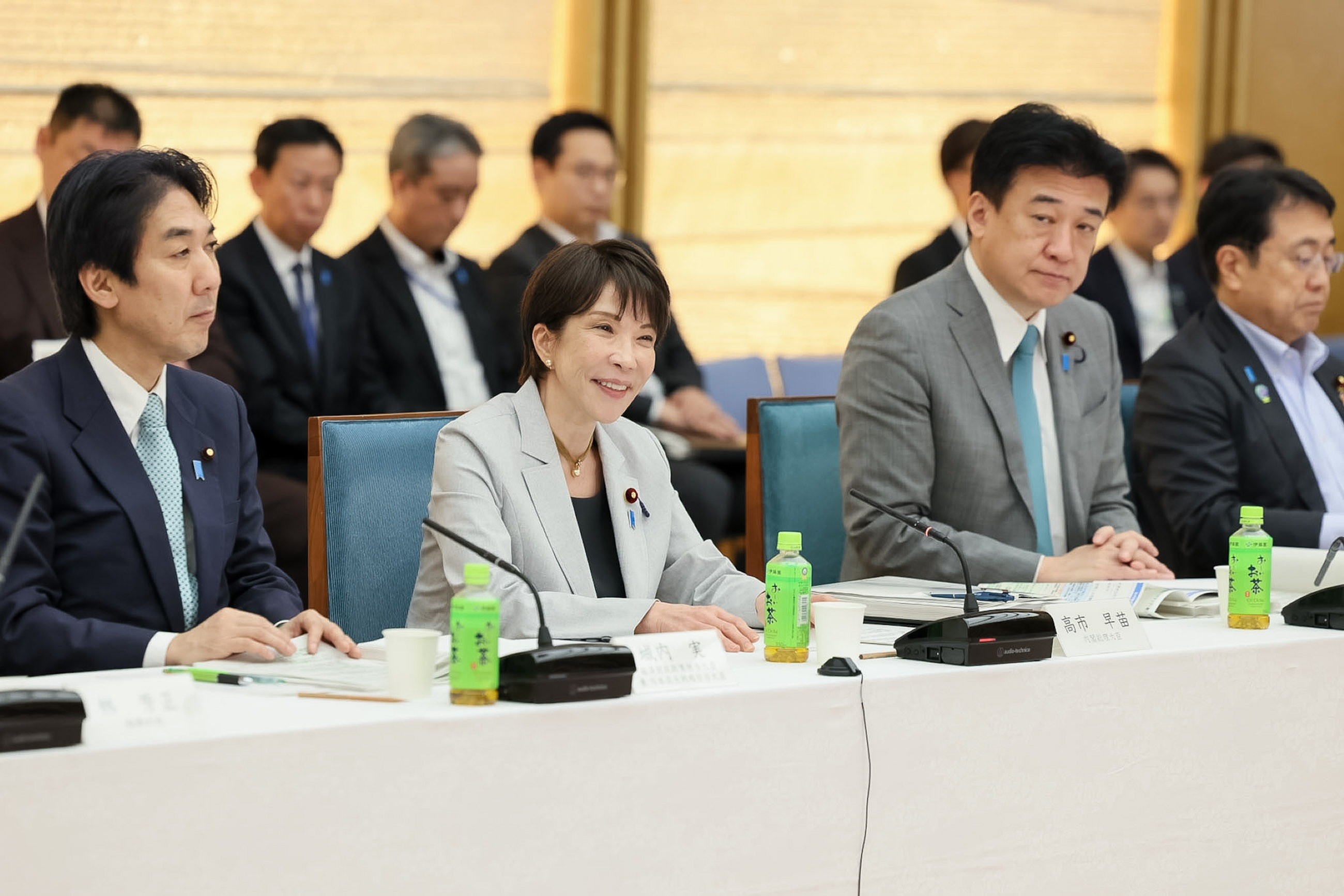 合同会議の取りまとめを行う高市首相（前列左から２人目、官邸ＨＰより）