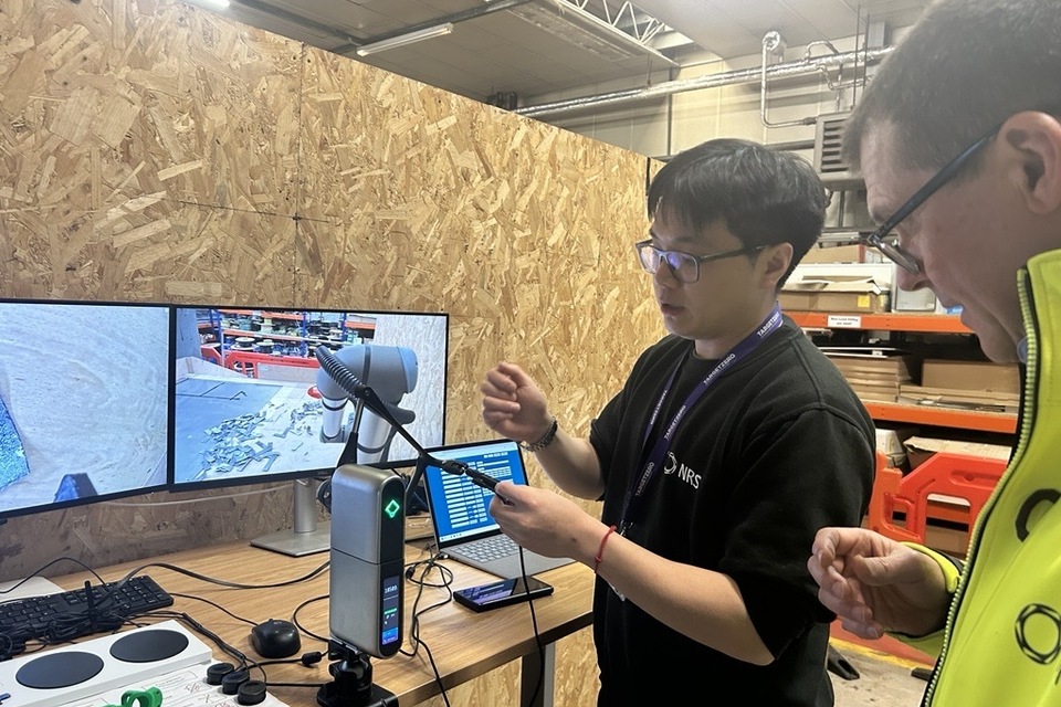 技術確認の様子_　英国、核廃棄物処理にロボット　作業員の被ばくリスク低減に向け遠隔操作と自律選別システムを試験導入　