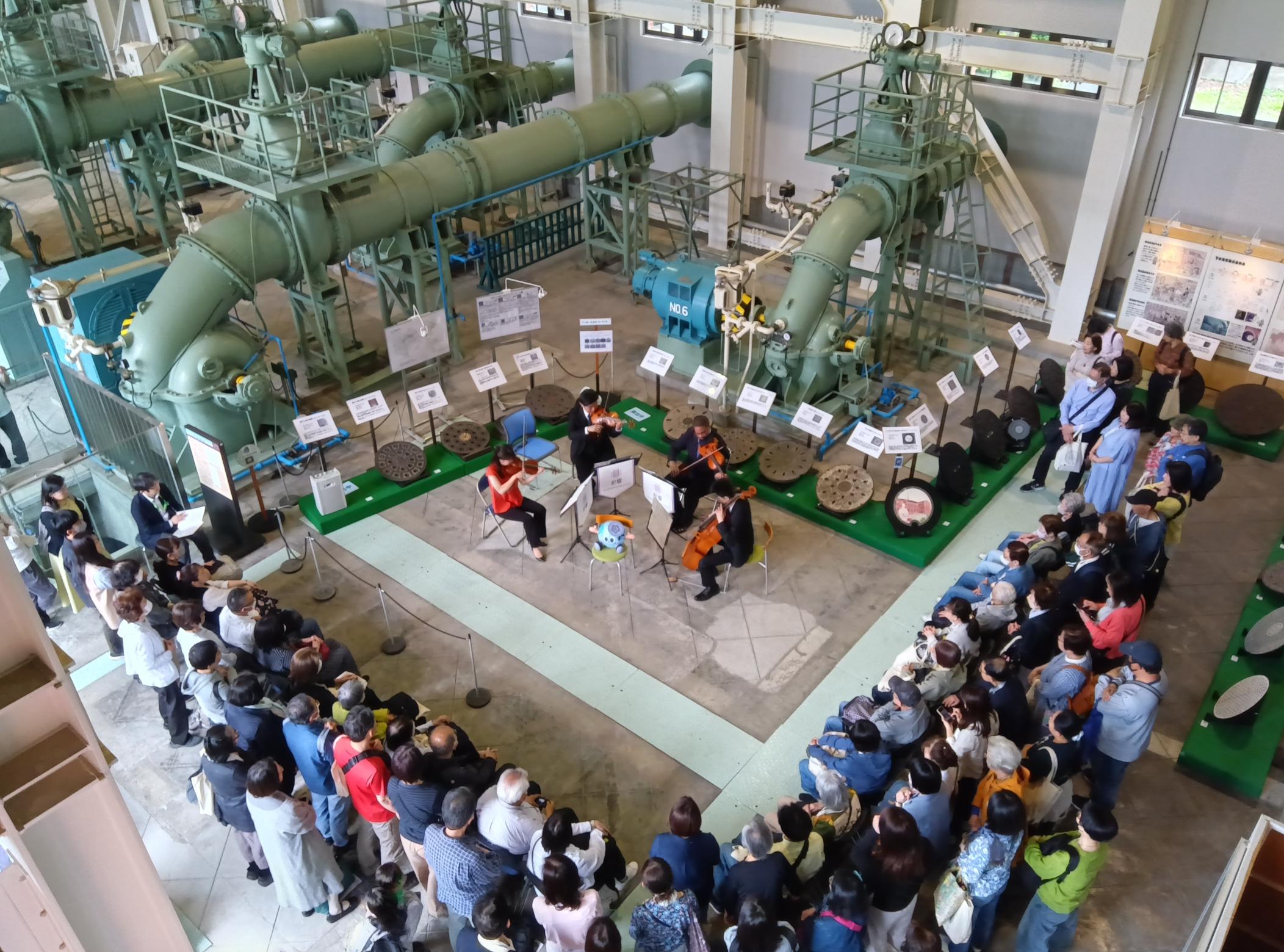 写真３　つつじ鑑賞会における音楽演奏