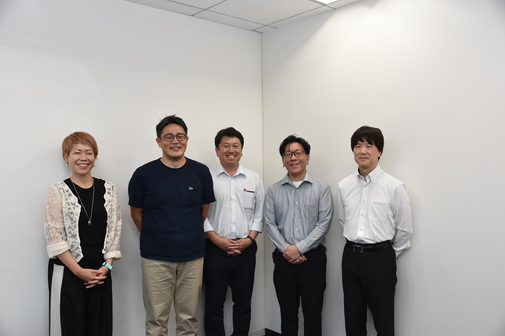 （右から）ＮＪＳの竹田さん、日立の山野井さん、埼玉県の若狭さん、中央大の山村さん、進行の奥田さん