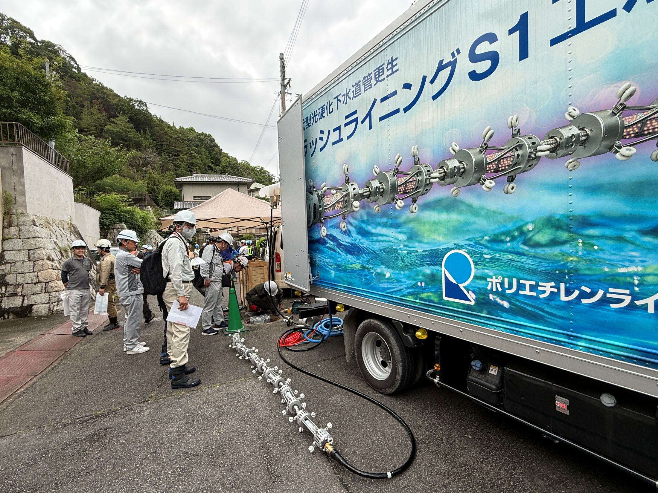 硬化装置（手前）を準備した現場