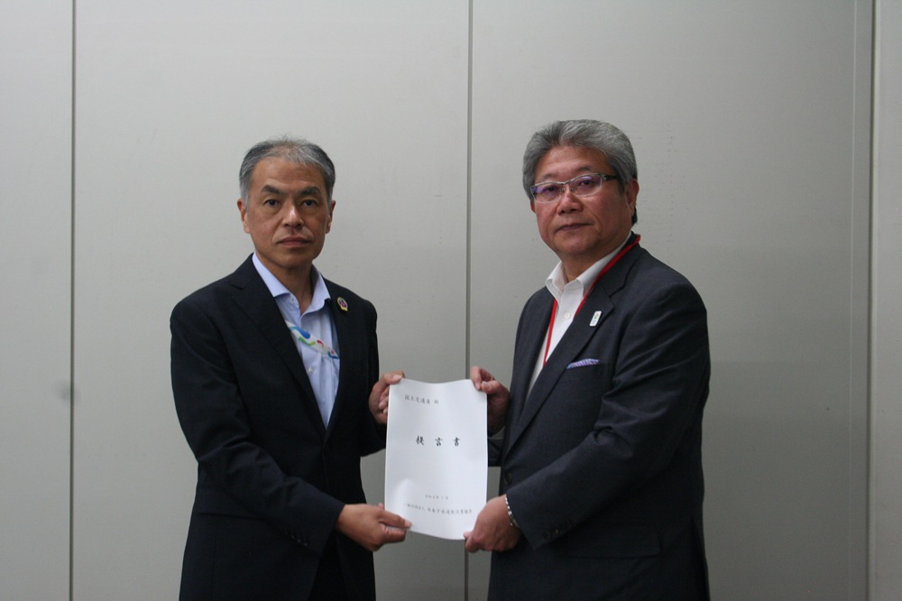 施設協の山口賢二会長（右）と石井上下水道審議官
