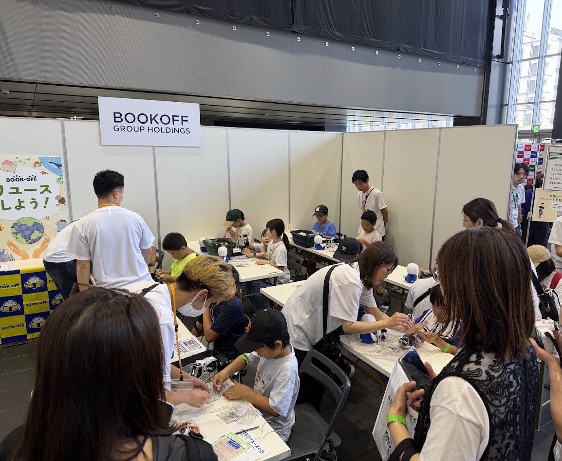 各社のブースで小学生がリユースを体験