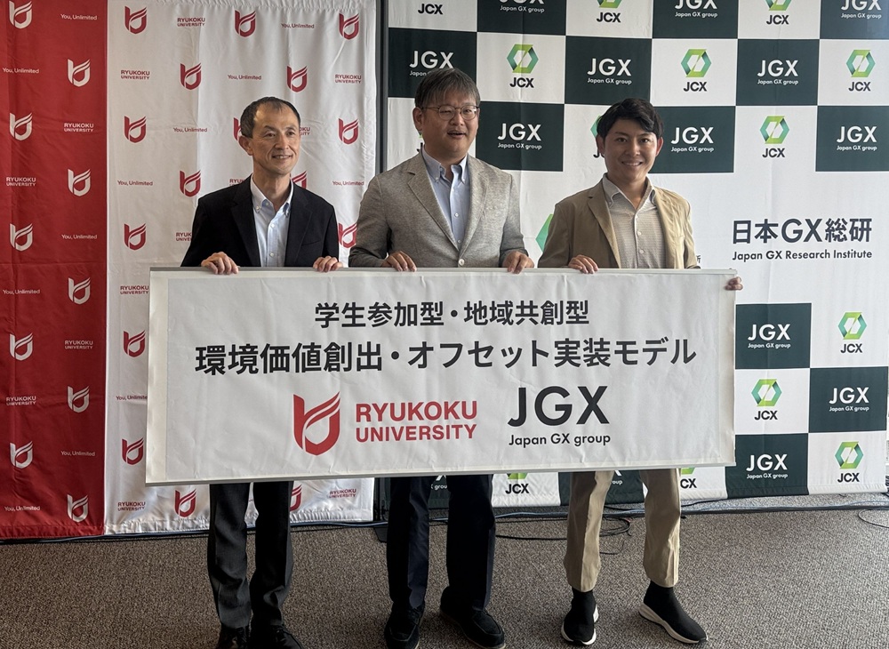 右から、細目氏、深尾副学長、岸本直之副学長（環境サステナビリティ学部長就任予定）