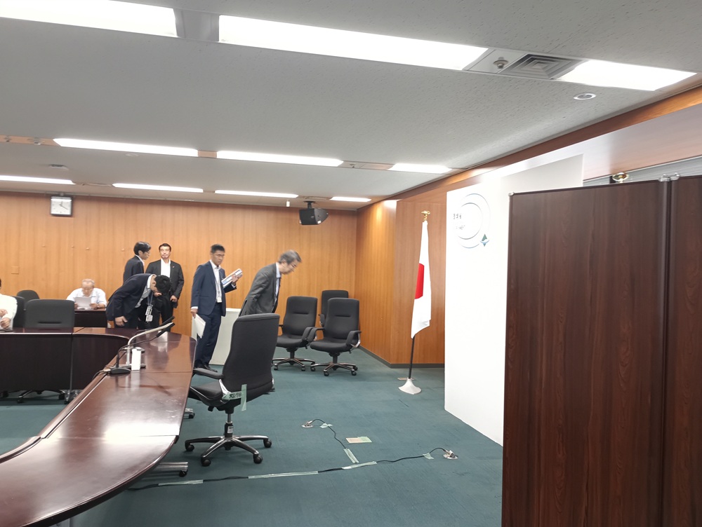 会見場で心を込めて敬礼する石原環境相（７日撮影）