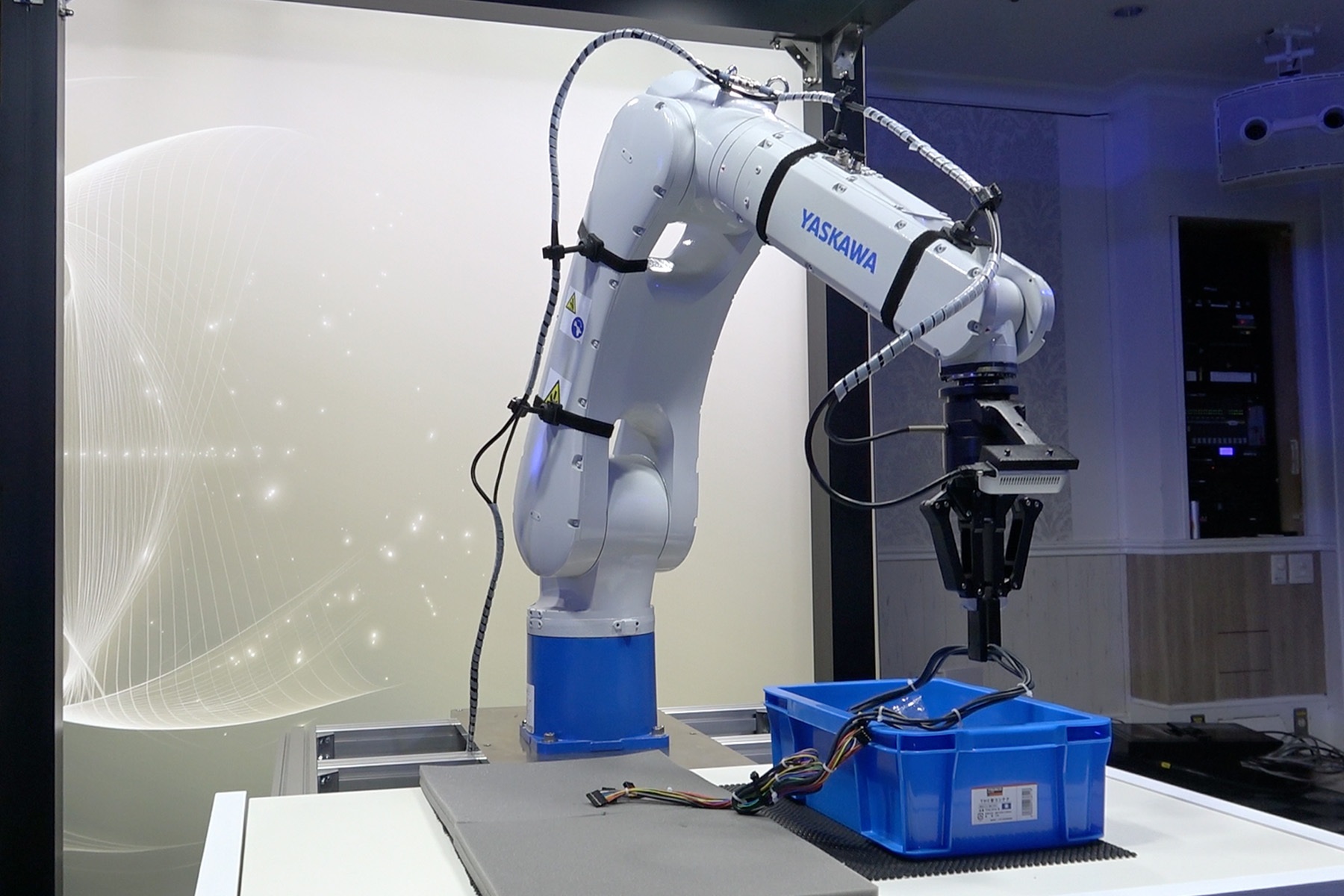 柔軟物体をハンドリングする様子_安川電機とソフトバンクがフィジカルＡＩの協業で成果　柔軟物体のロボットハンドリングを実証