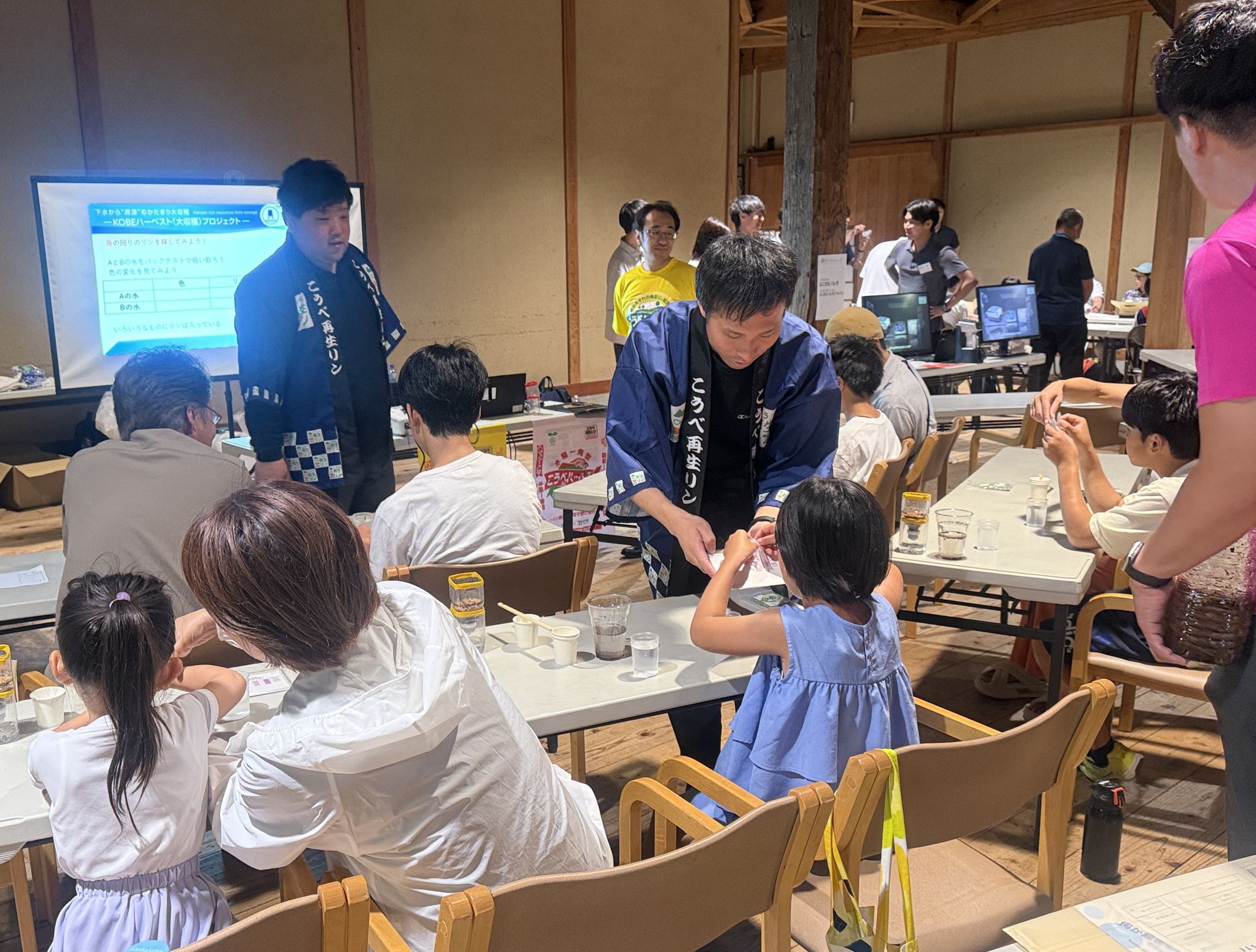 砂ろ過実験が公表の神戸市建設局下水道部と水ｉｎｇのブース。全員で記念撮影