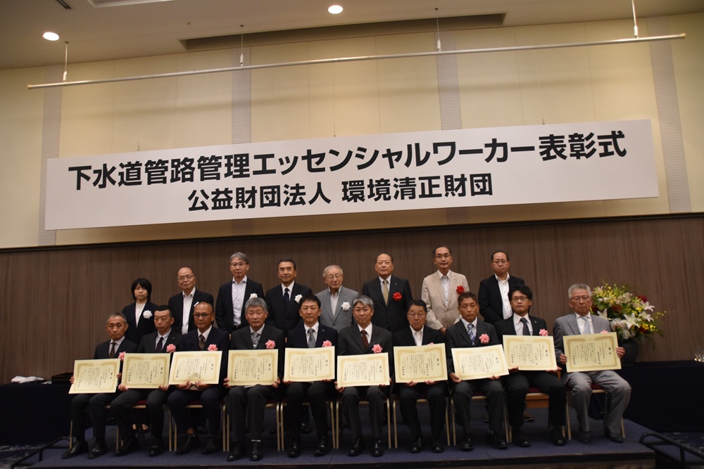 受賞者、関係者による集合写真