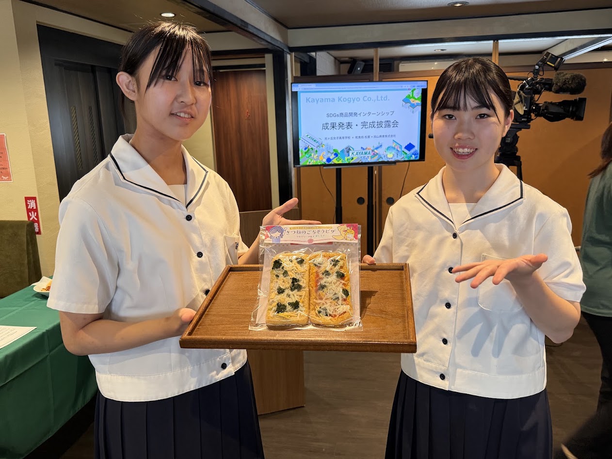 長田真希さん（左）と亀頭梨沙さん